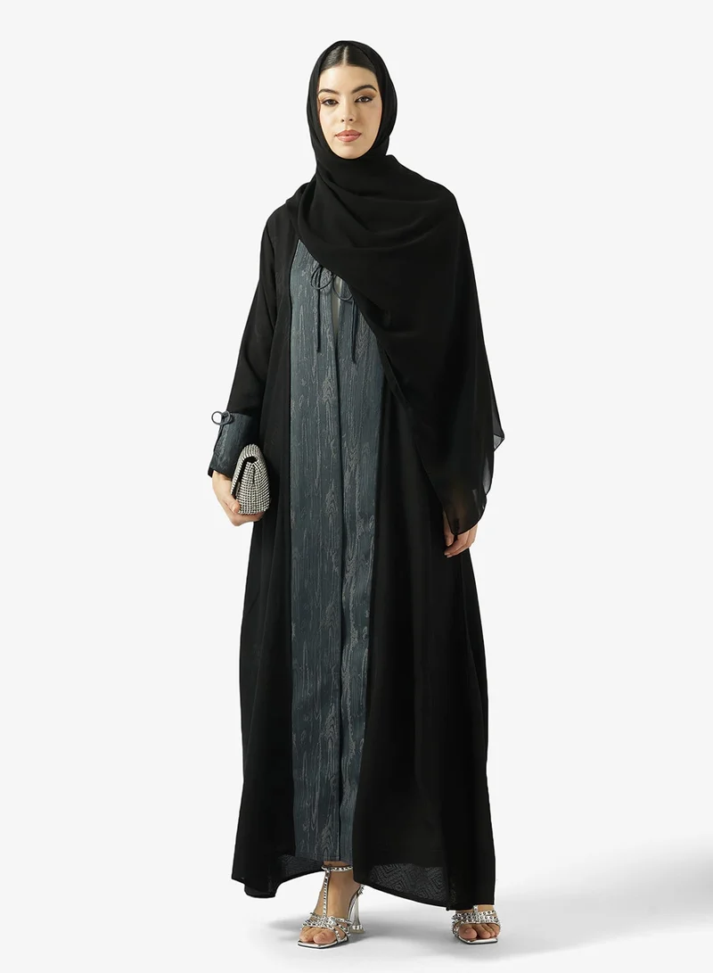 هيا كلوزيت عباية سوداء متباينة مع شيلا